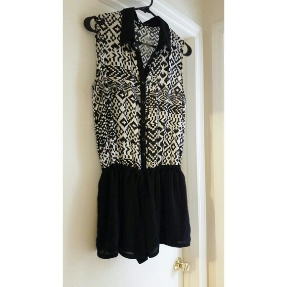White and black romper - Picture 1 of 4