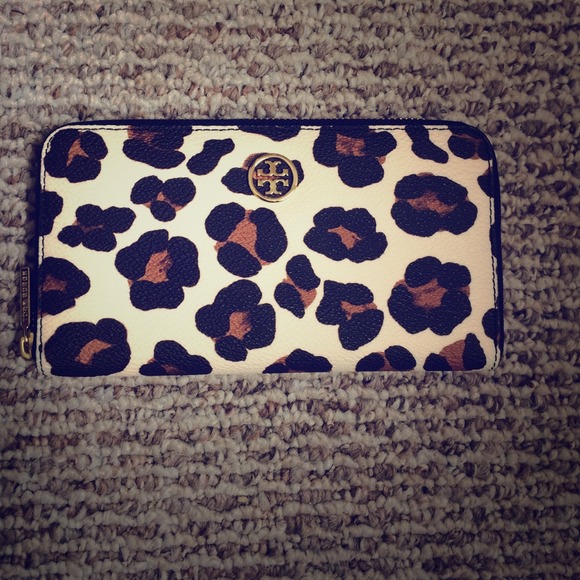 Tory Burch Clutches & Wallets - SOLDTory Burch Robinson Printed Zip Continental