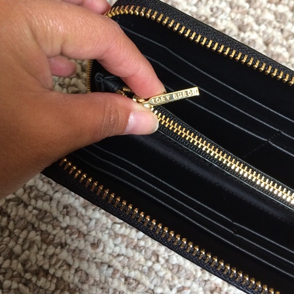 SOLDTory Burch Robinson Printed Zip Continental - Picture 3 of 4