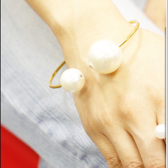 Big pearl bracelet