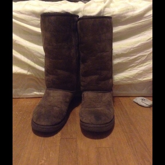 Real dark brown UGG's!!!!