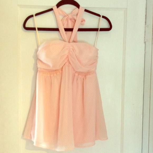 Express Tops - Peachy-pink halter top 🌸