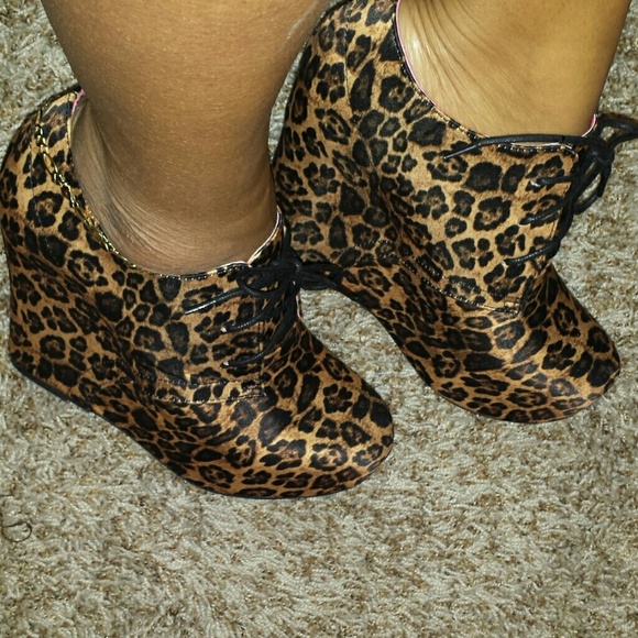 Bebe Leopard print booties (No Trades)**Reduced***