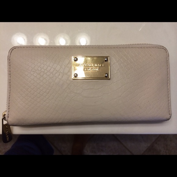 TONIGHT ONLY !!!! Michael Kors wallet