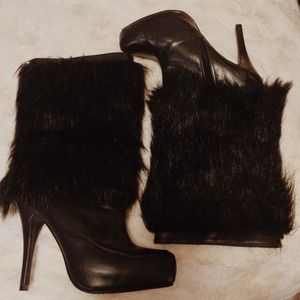 ⚡️FLASH SALE⚡️Dollhouse Wolfry fur booties 💙