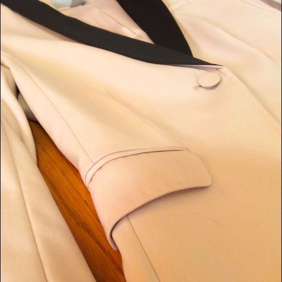 light cream pink blazer w black detail - Picture 3 of 4