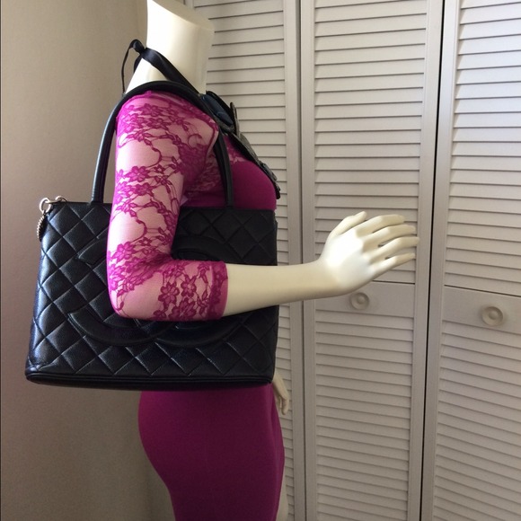 Sold 👏Authentic chanel medallion Caviar - Picture 3 of 4