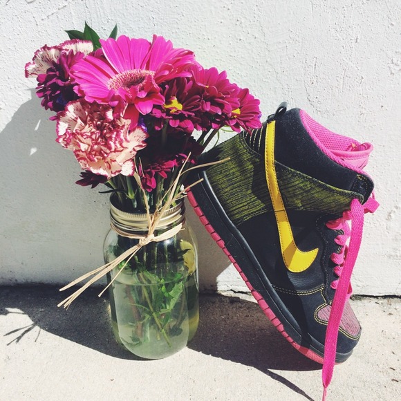 Nike Pink Sneakers. - Picture 2 of 3