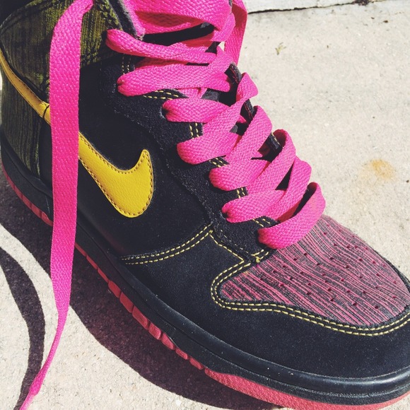 Nike Pink Sneakers. - Picture 3 of 3