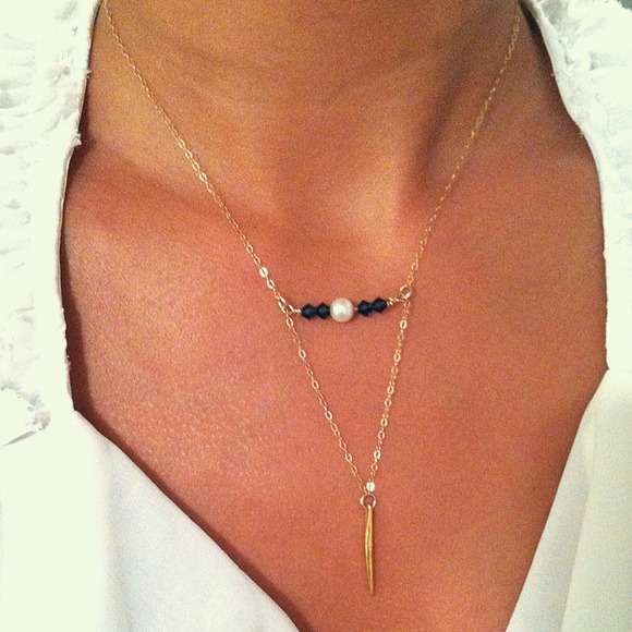 Gold necklace w pearl and crystal