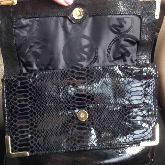 SOLD Michael Kors Clutch 👛 - Picture 3 of 4