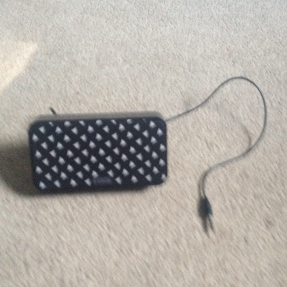 Vs pink portable speaker