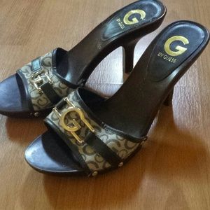 Guess pumps