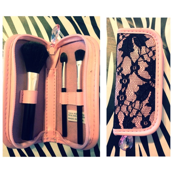 3 brush set. Pink case and black lace 😊😘