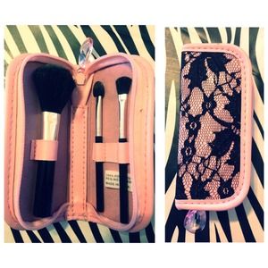 3 brush set. Pink case and black lace 😊😘