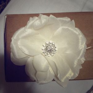 Flower hair clip w vintage rhinestone