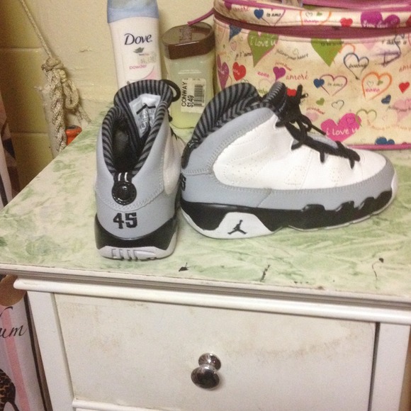 🚫SOLD🚫Air Jordan's - Picture 3 of 3