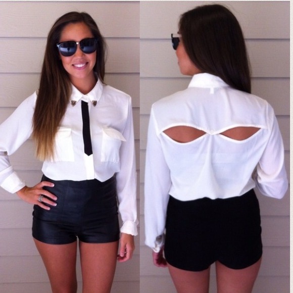 🚫SOLD🚫White button up top with tiger detail.