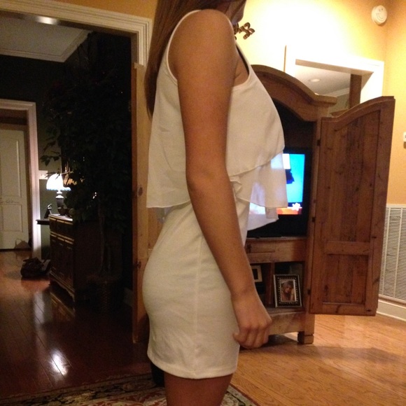 ❌sold❌Body con dress with flouncy ruffle top - Picture 3 of 4