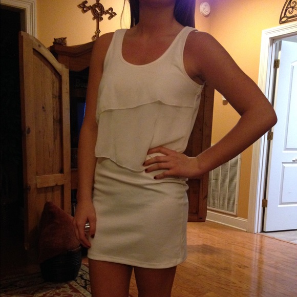 ❌sold❌Body con dress with flouncy ruffle top - Picture 4 of 4