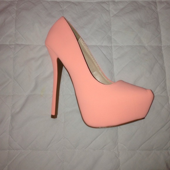 Qupid Shoes - Peach pumps!!