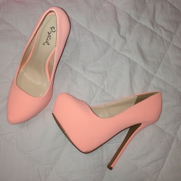 Peach pumps!! - Picture 2 of 3