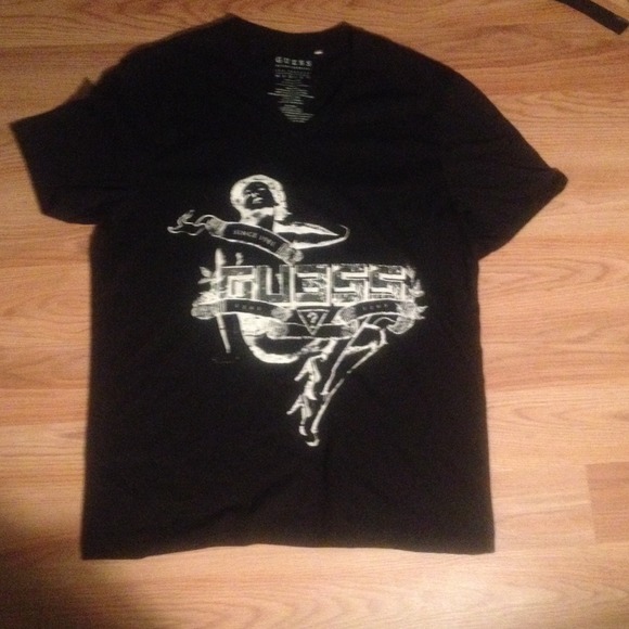 Black and white guess V-neck t-shirt