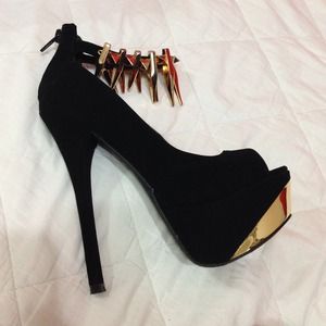 Black and gold accent pumps w/gold ankle accessory