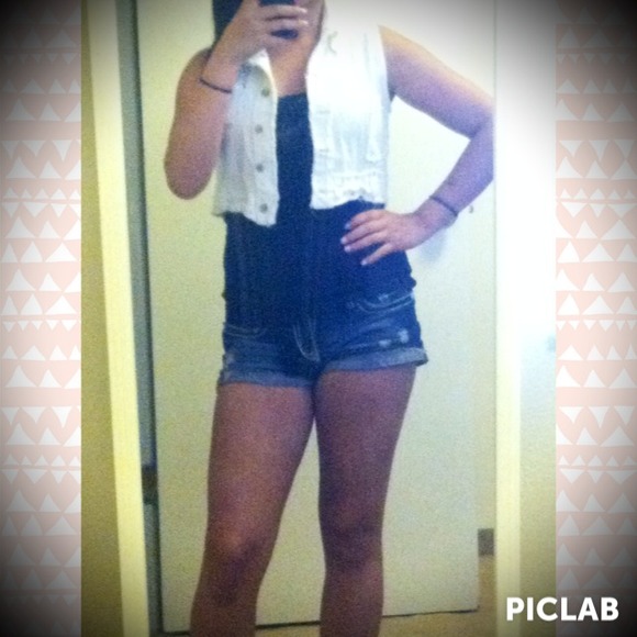 Adorable white vest - Picture 1 of 2