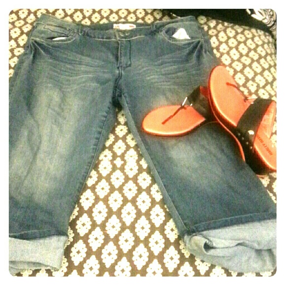 A pair of capris