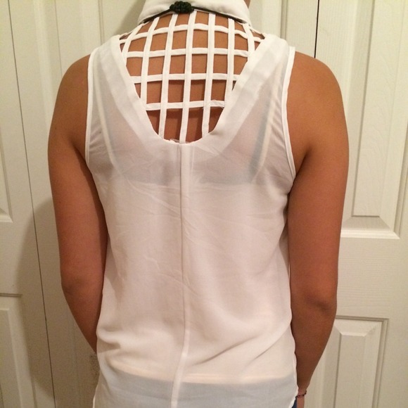 Caged button down blouse - Picture 2 of 3