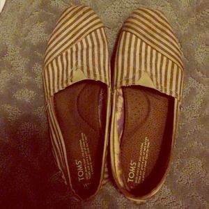 Striped toms size 10!
