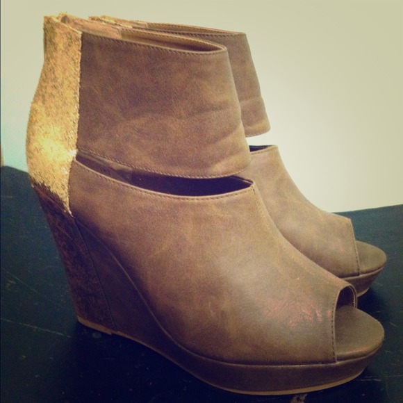 Sparkling cutout wedges • Size 8.5