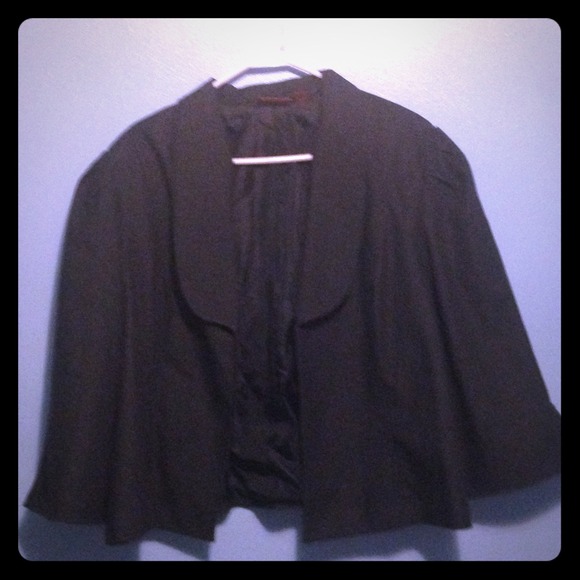 Cute denim 3/4 sleeve cropped jacket.