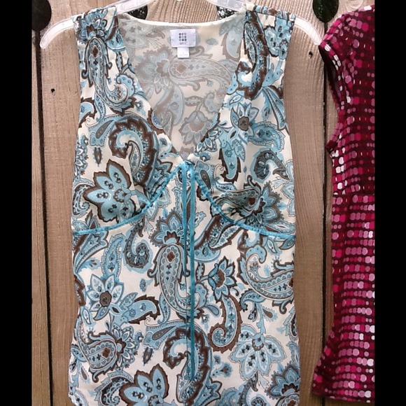 Apt. 9 Tops - SOLD.                  PAISLEY SHEER V NECK TOP