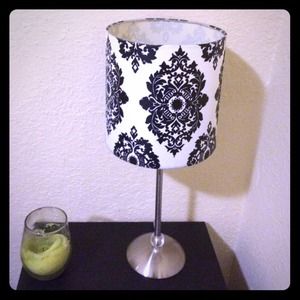 Selling this adorable black and white vintage lamp