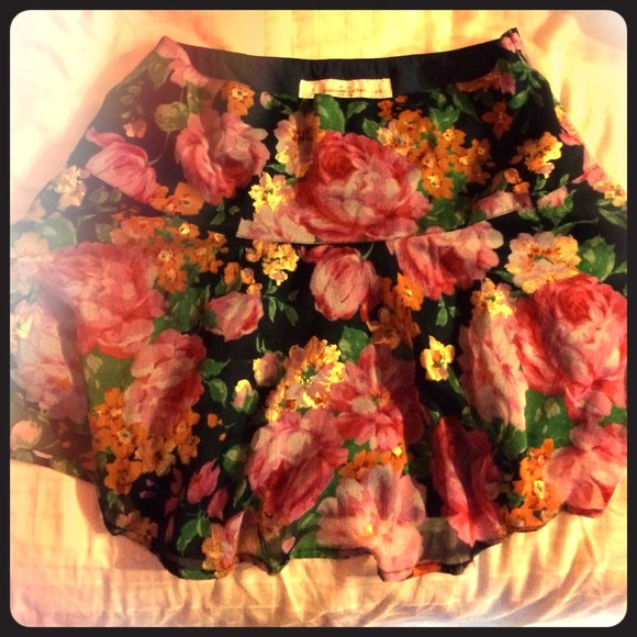 Abercrombie & Fitch floral skirt!!!!! (SIZE 6)