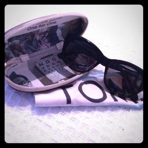 Toms "kitty" sunglasses in black