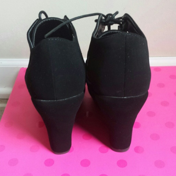 **SOLD**Cute open toe wedge shoes. - Picture 2 of 4