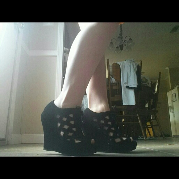 **SOLD**Cute open toe wedge shoes. - Picture 4 of 4
