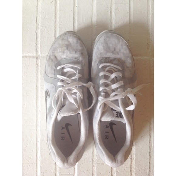 Nike Air Relentless Tennis Shoes