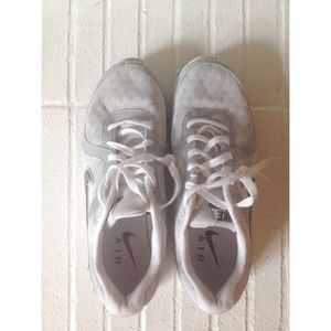 Nike Air Relentless Tennis Shoes