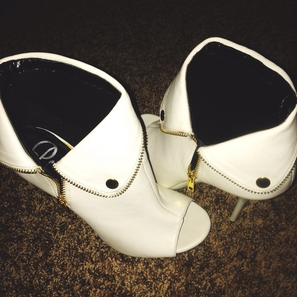 White ankle boot heel. - Picture 1 of 4