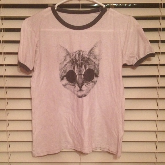🌻SOLD ON VINTED🌻 Brandy Melville Cat Tee - Picture 1 of 1