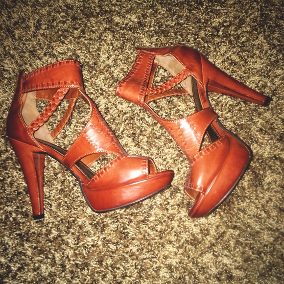 Brownish/Redish ankle heels. - Picture 1 of 4