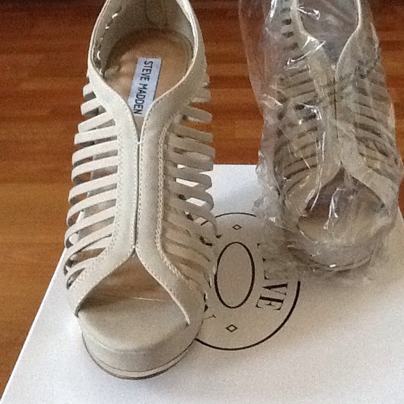 Steve Madden Shoes - **SOLD💰💰**Brand New Steve Madden wedges... NWT