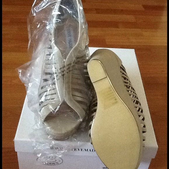**SOLD💰💰**Brand New Steve Madden wedges... NWT - Picture 4 of 4
