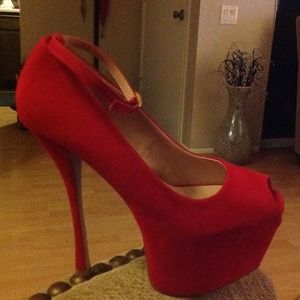 Red pumps/heels