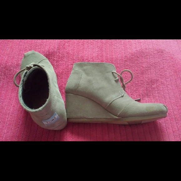 Sz 8 TOMS taupe suede wedge boots, vvguc