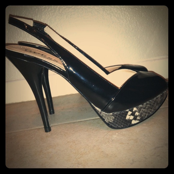 Black Guess heels 6 1/2